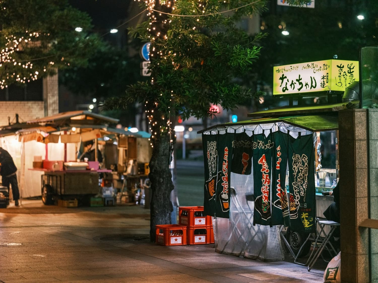 Uno yatai, la bancarella di cibo di Fukuoka, illuminata di sera con le tende noren e le lanterne