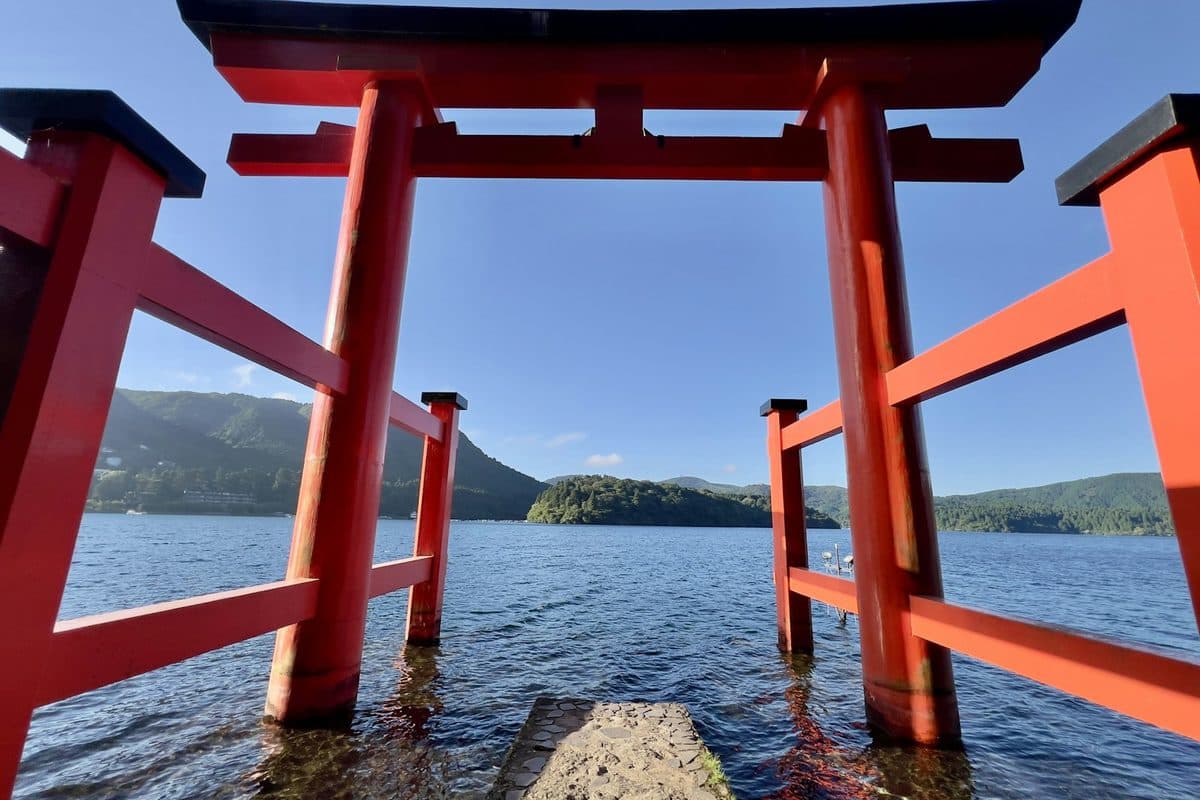 Il torii del santuario di Hakone sul lago Ashi