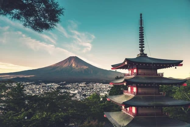 Il monte Fuji con una pagoda in primo piano
