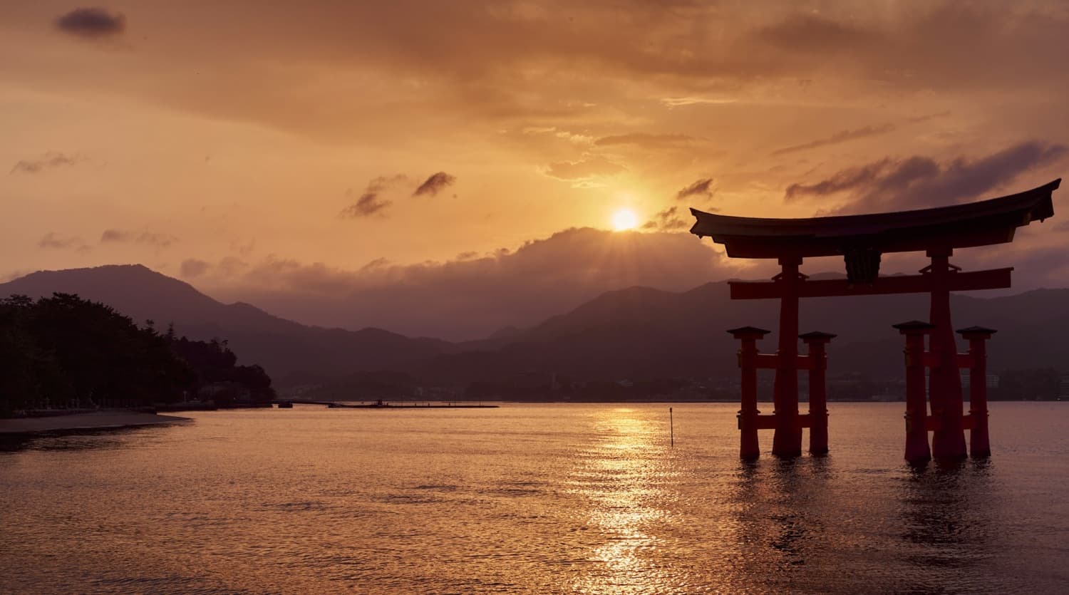 Il torii di Itsukushima al tramonto
