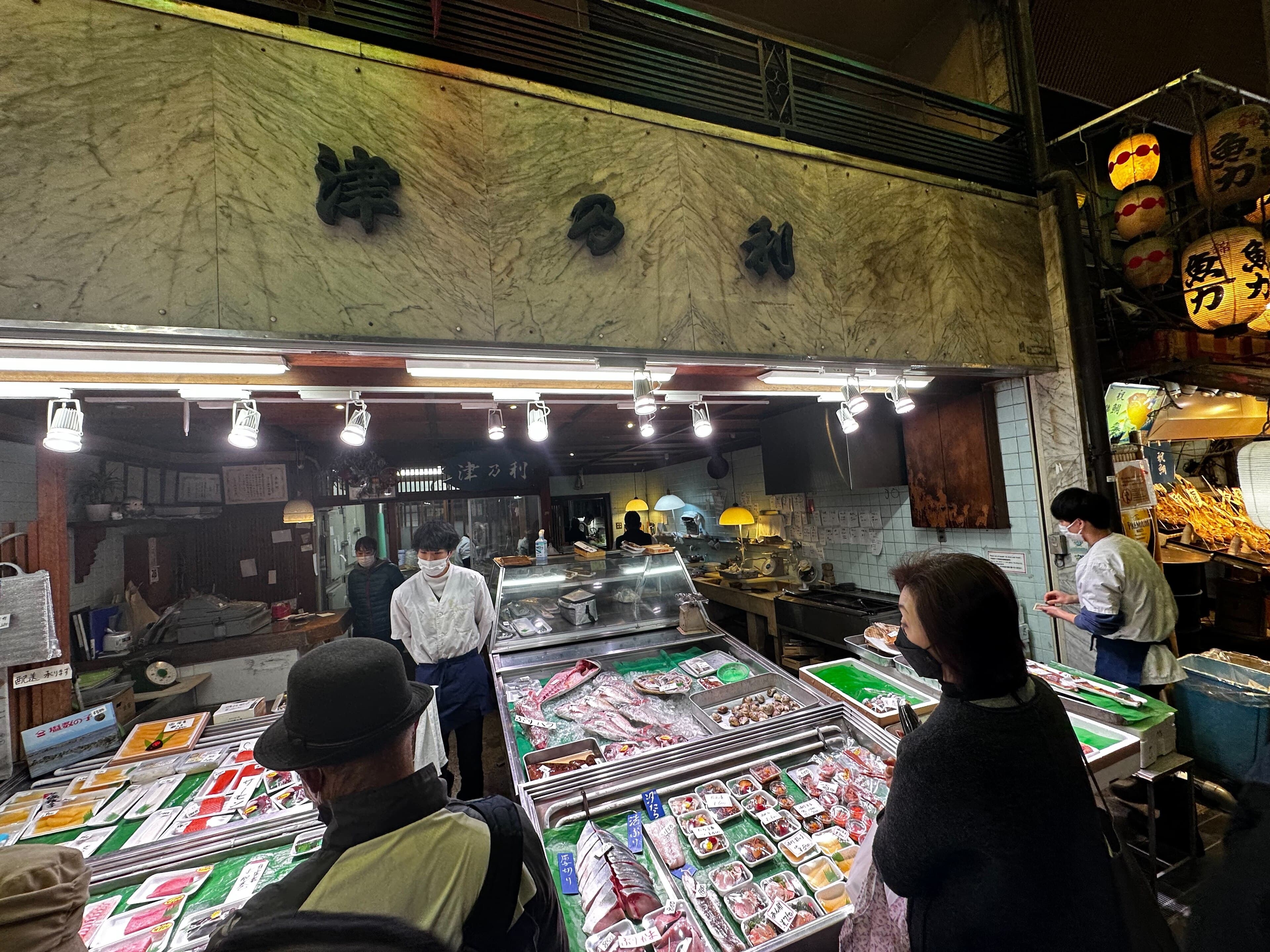 Il mercato coperto di Nishiki, bancarelle di cibo tradizionale con la folla