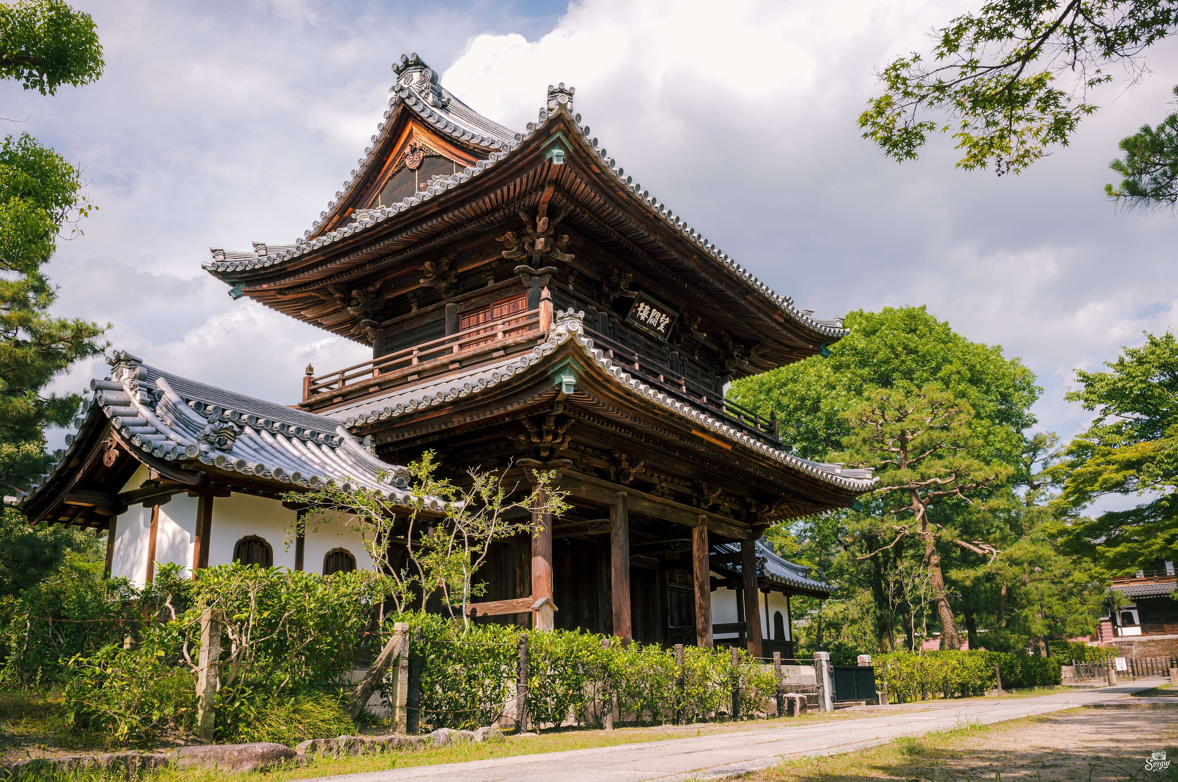 La terrazza di legno del Kiyomizudera si sporge sulla foresta di aceri, con Kyoto sullo sfondo