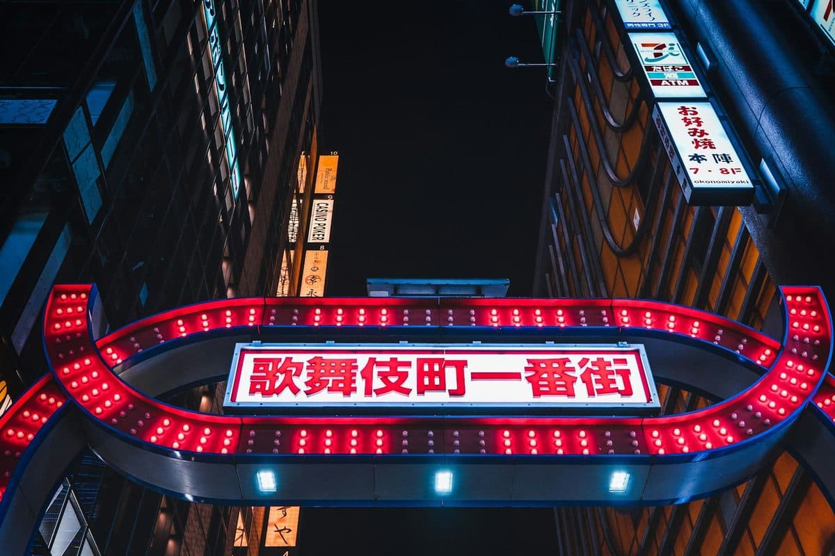 Le insegne luminose di un vicolo di Tokyo la sera