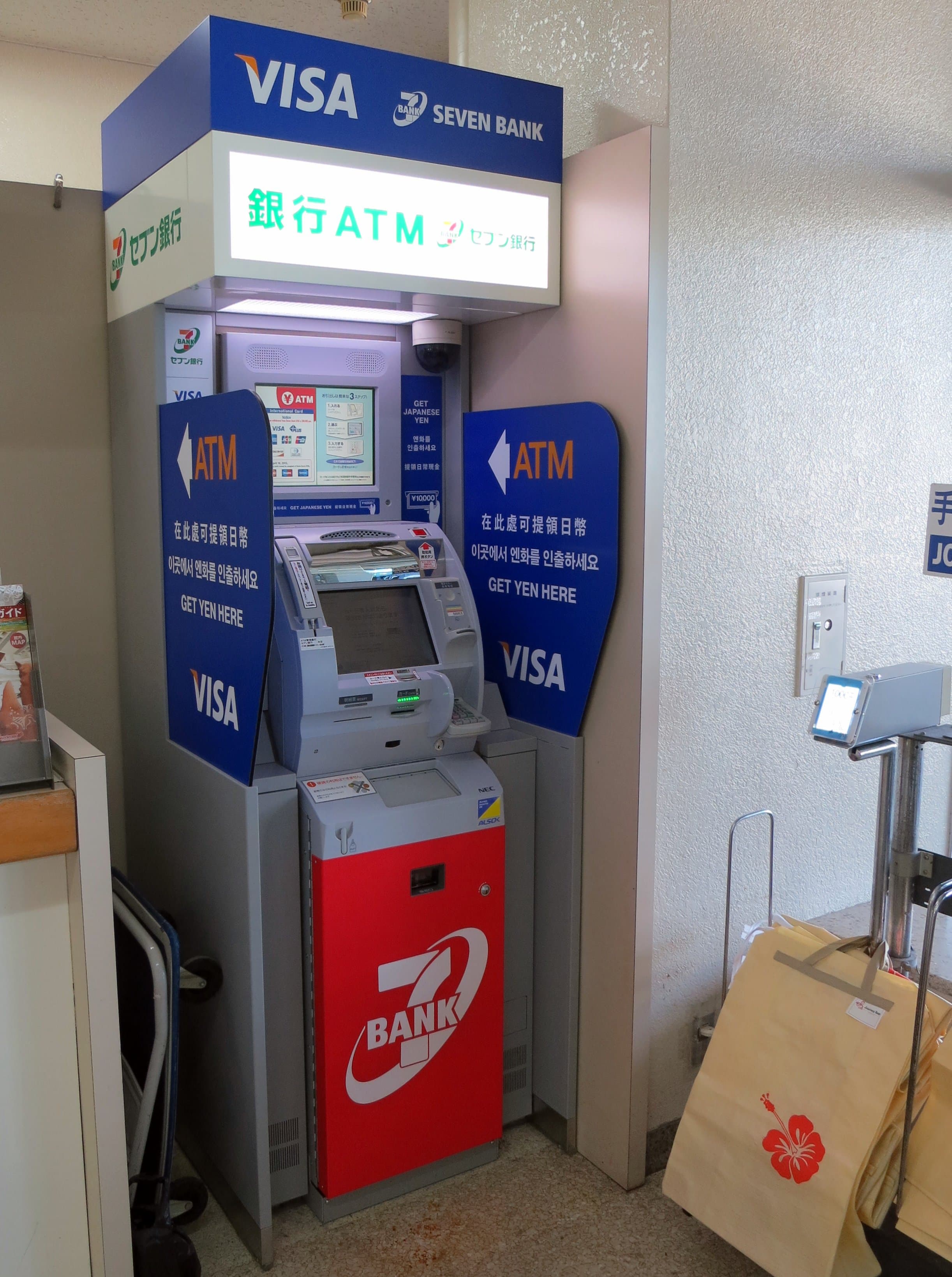 Uno sportello ATM in Giappone con le istruzioni in inglese — il modo più conveniente per prelevare yen con carta straniera