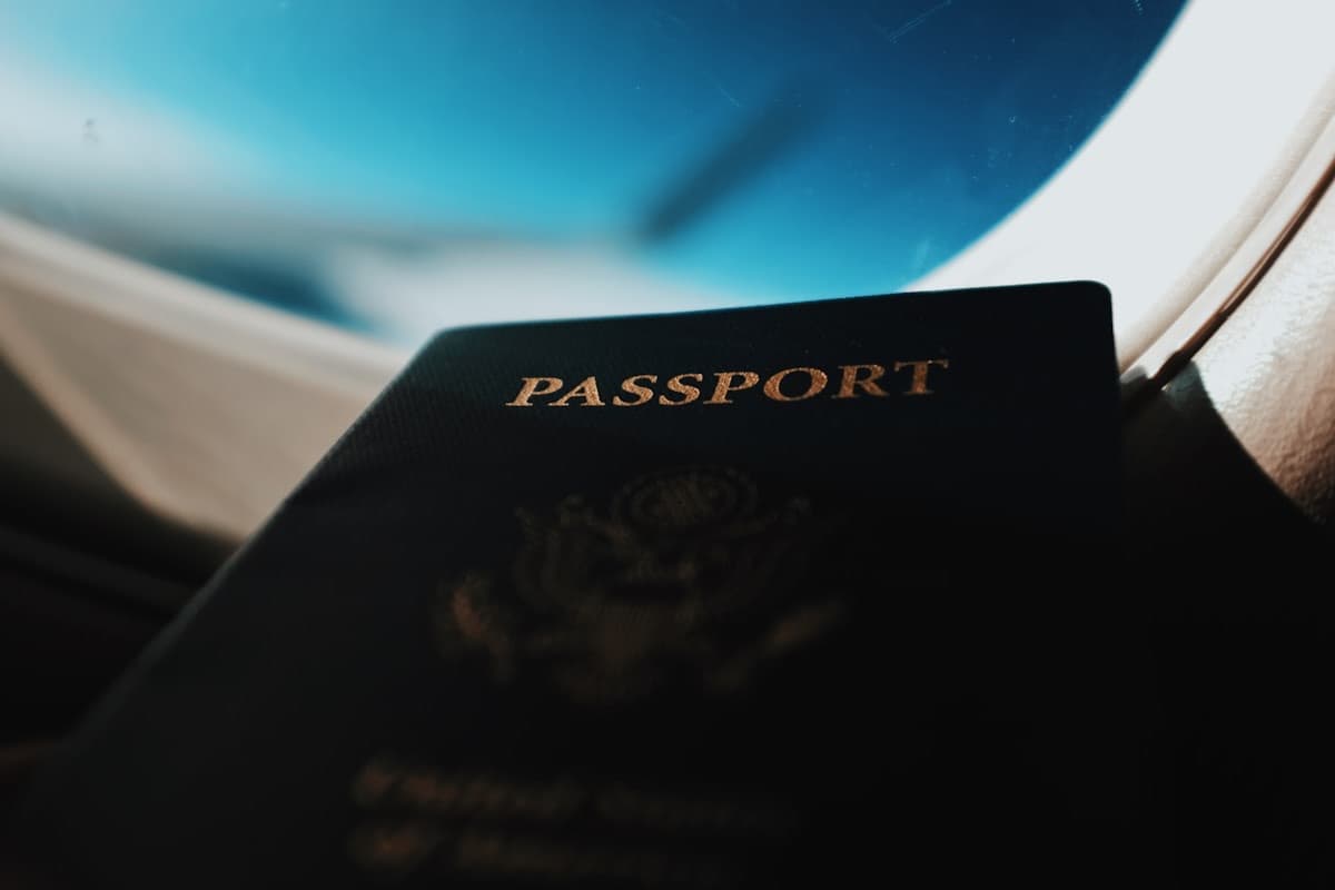 Un passaporto appoggiato accanto al finestrino di un aereo