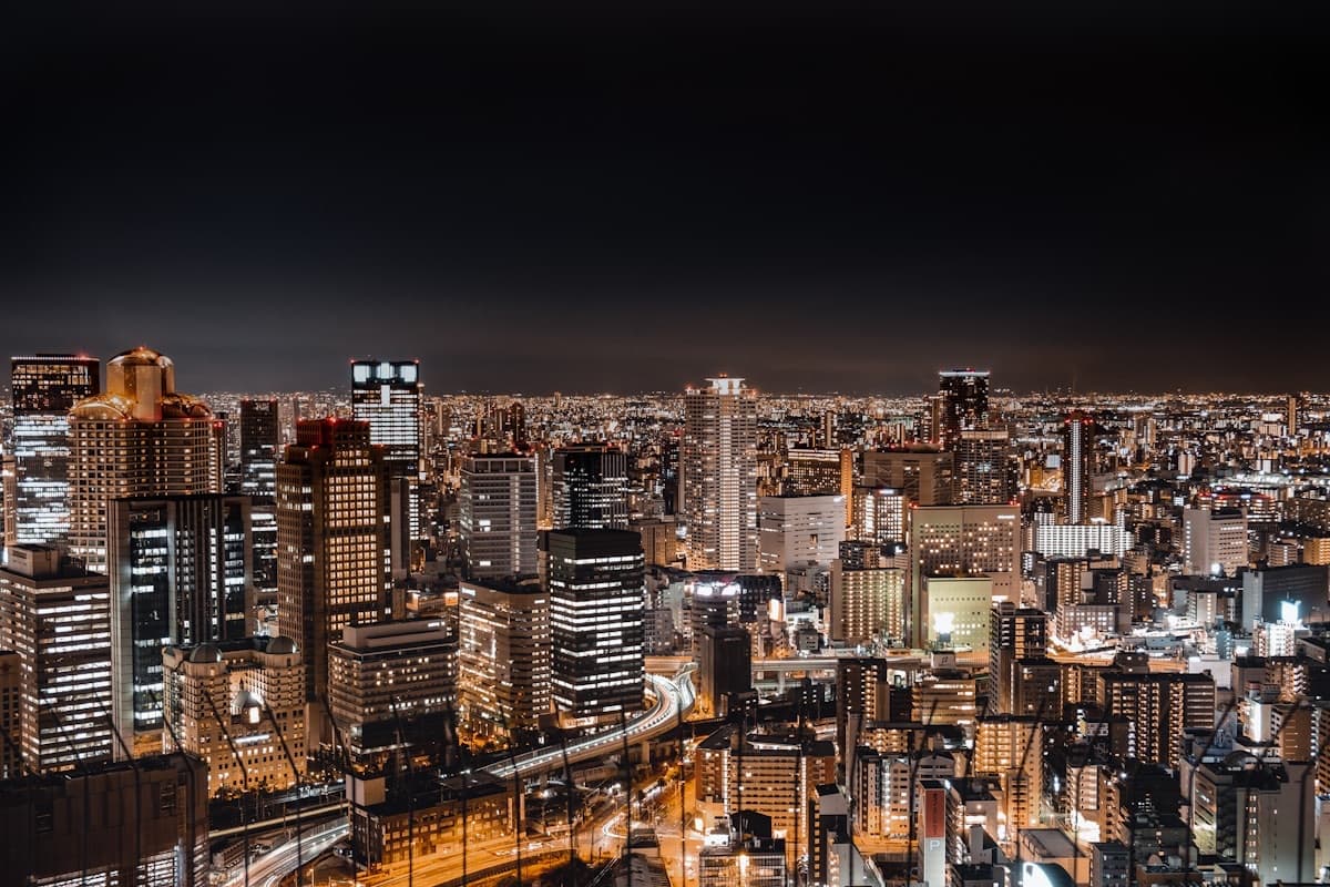 La skyline di Osaka illuminata di notte, vista dall'alto