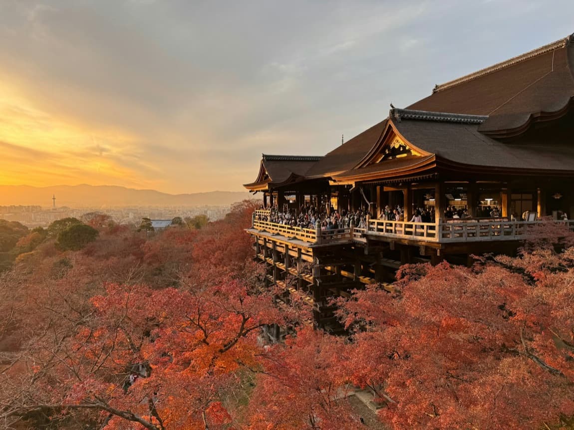 Il tempio Kiyomizu-dera di Kyoto circondato dagli aceri rossi al tramonto