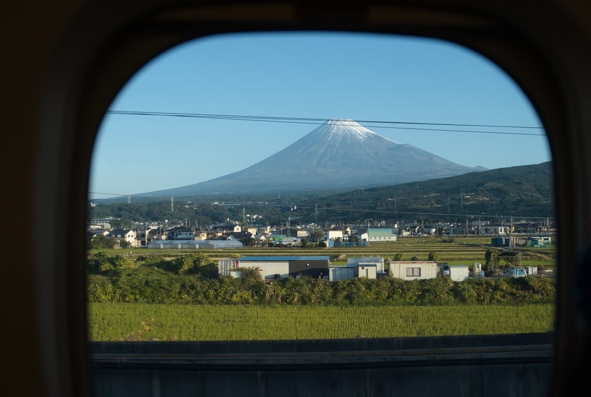 Il Monte Fuji innevato visto dal finestrino dello shinkansen