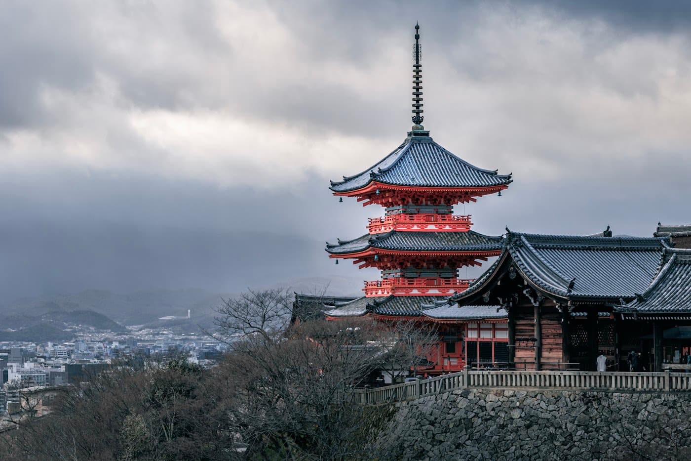 Il tempio Kiyomizu-dera a Kyoto: la pagoda vermiglia a tre piani sulla collina, con la città di Kyoto sullo sfondo
