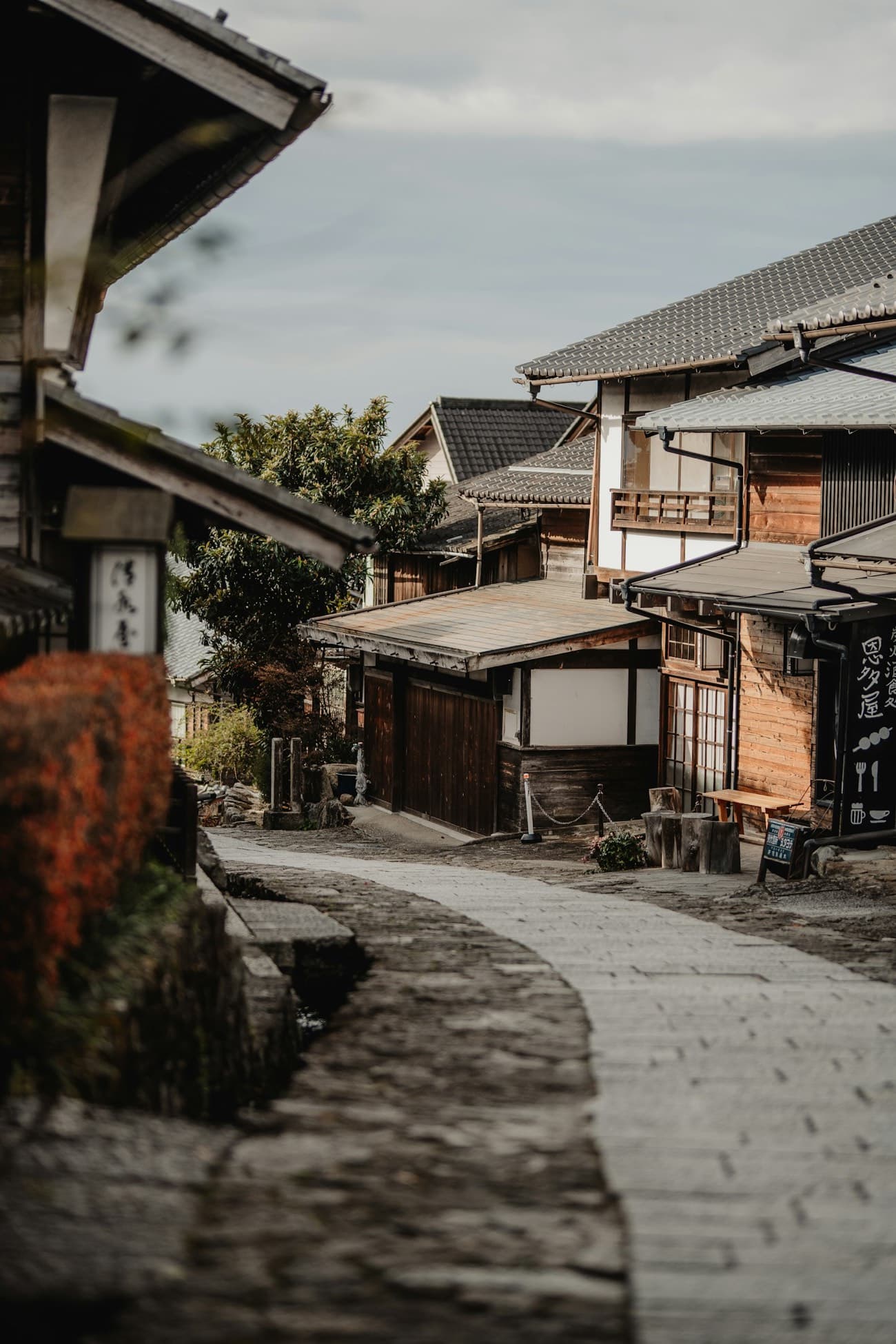 Una via lastricata di un antico borgo del Nakasendo, con le case di legno tradizionali