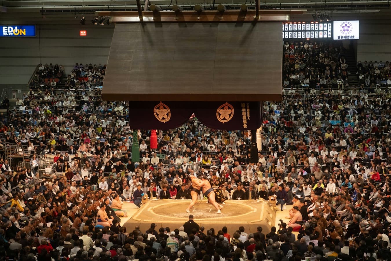 L'arena del sumo a Tokyo durante un torneo, con il ring e il grande tetto sospeso, vista dall'alto