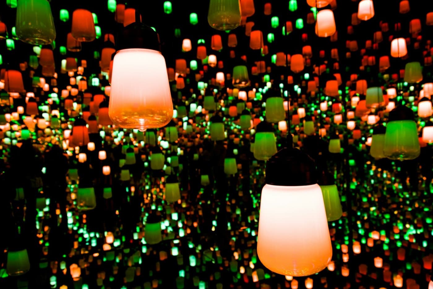 La Foresta delle Lampade di teamLab: centinaia di lampade di vetro colorate appese in una stanza a specchi, a Tokyo