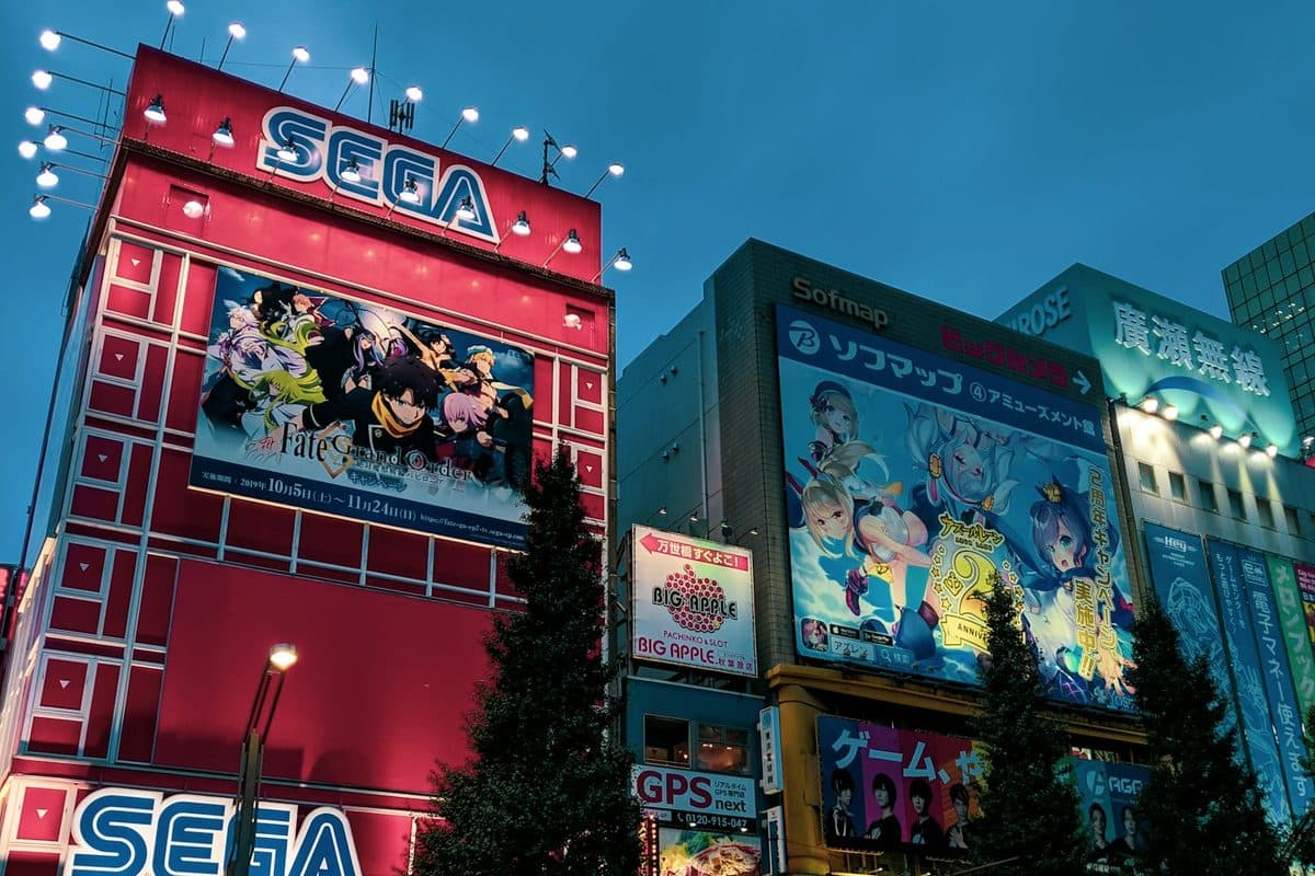 Le insegne al neon di Akihabara a Tokyo, con cartelloni di anime e videogiochi al crepuscolo