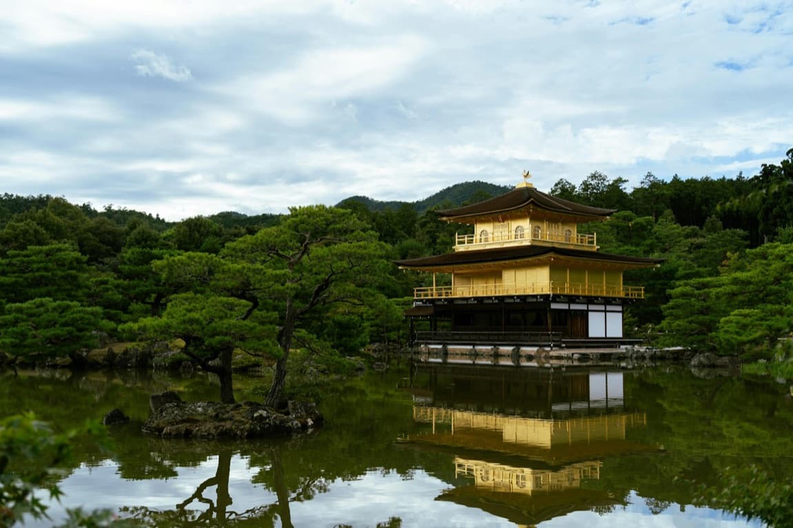 Il Padiglione d'Oro (Kinkaku-ji) di Kyoto, ricoperto di foglia d'oro, che si specchia nello stagno tra i pini