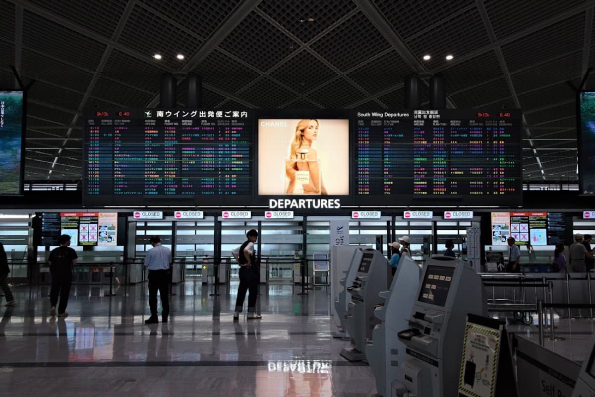 Il tabellone delle partenze dell'aeroporto di Narita, con le scritte in giapponese e le postazioni di check-in