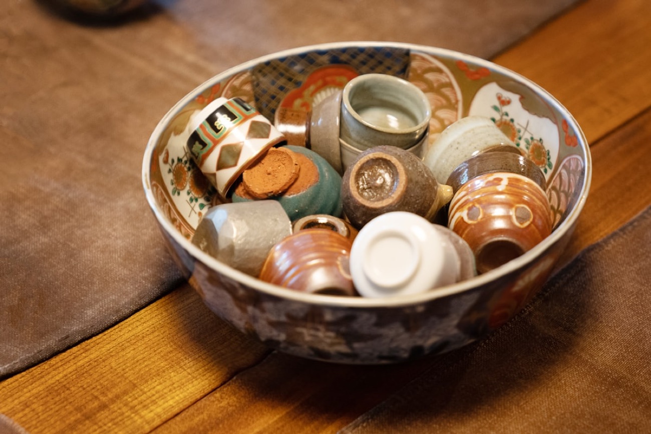 I cucchiai e i piatti di ceramica artigianale su una bancarella di Takayama, con motivi tradizionali giapponesi