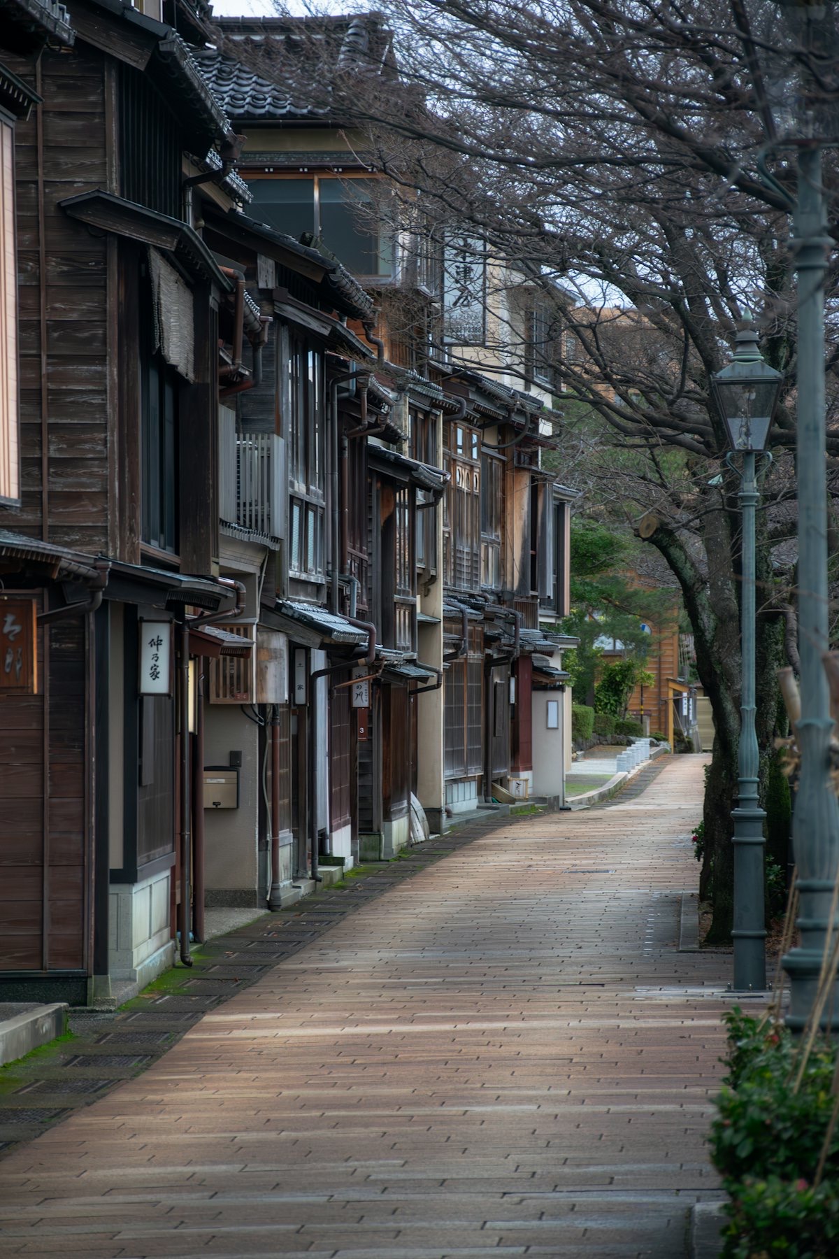 L'interno di una bottega di tè e artigianato a Takayama, con gli scaffali in legno pieni di prodotti locali