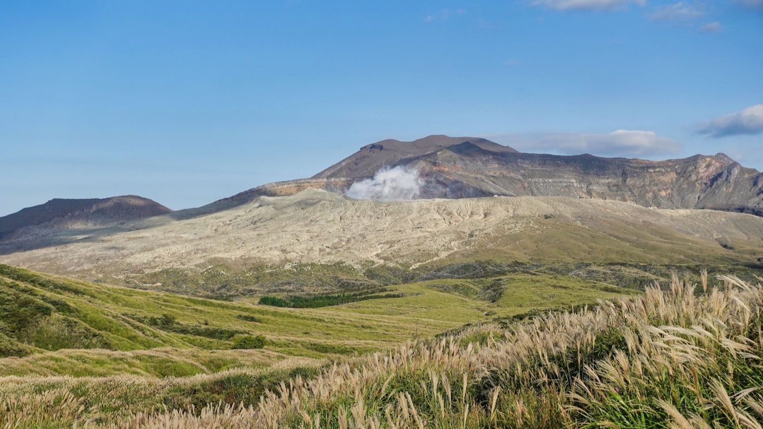 Le praterie del Monte Aso con l'erba alta e il vulcano sullo sfondo