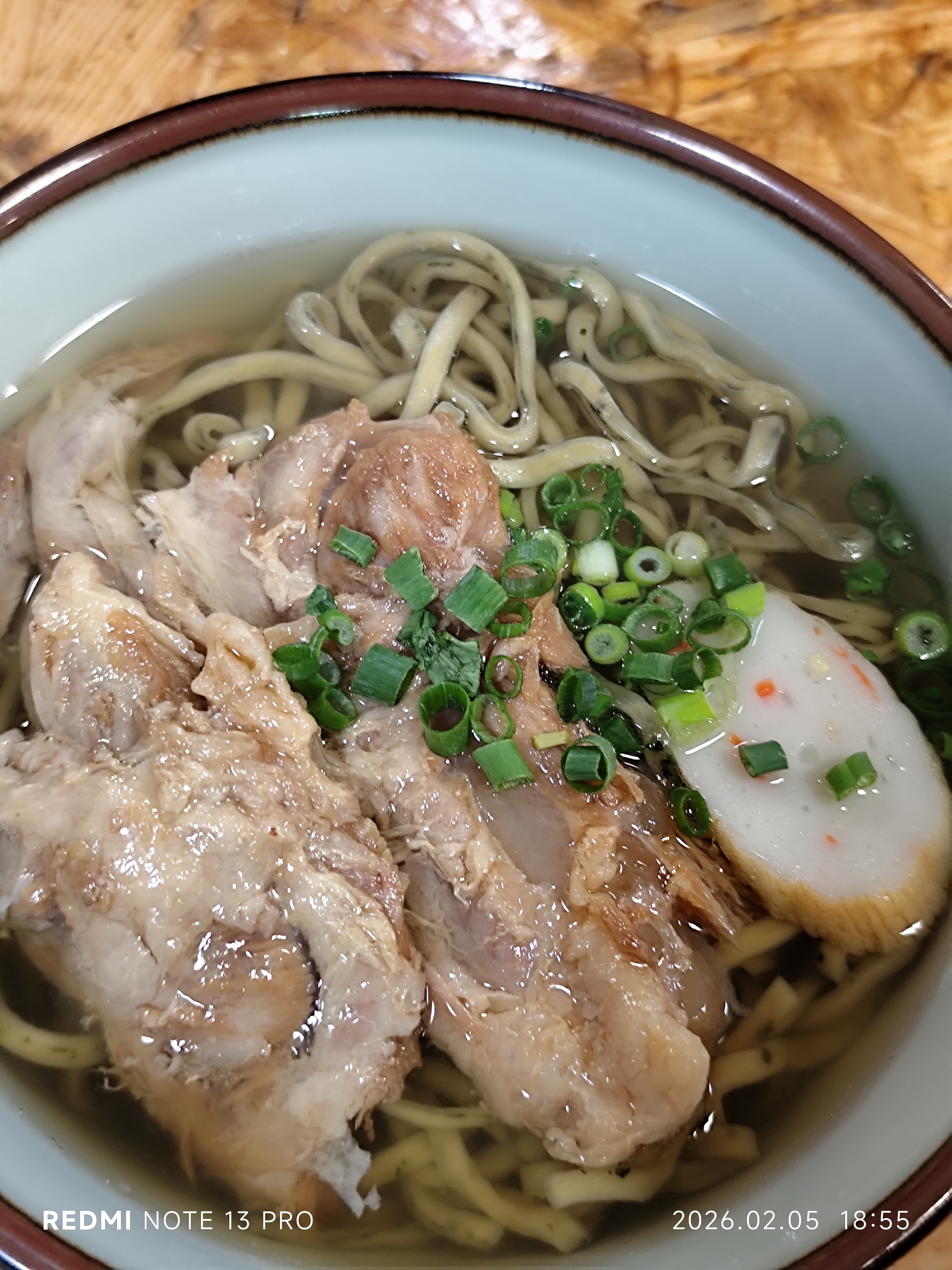 Ciotola di ramen con bacchette appoggiate sul bordo, tipica presentazione giapponese