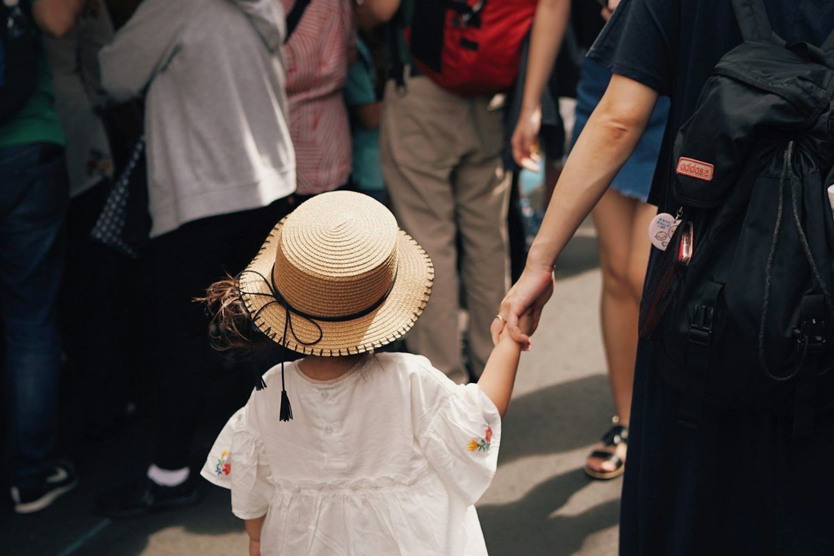 Una famiglia cammina lungo una strada di Tokyo con il bambino in passeggino