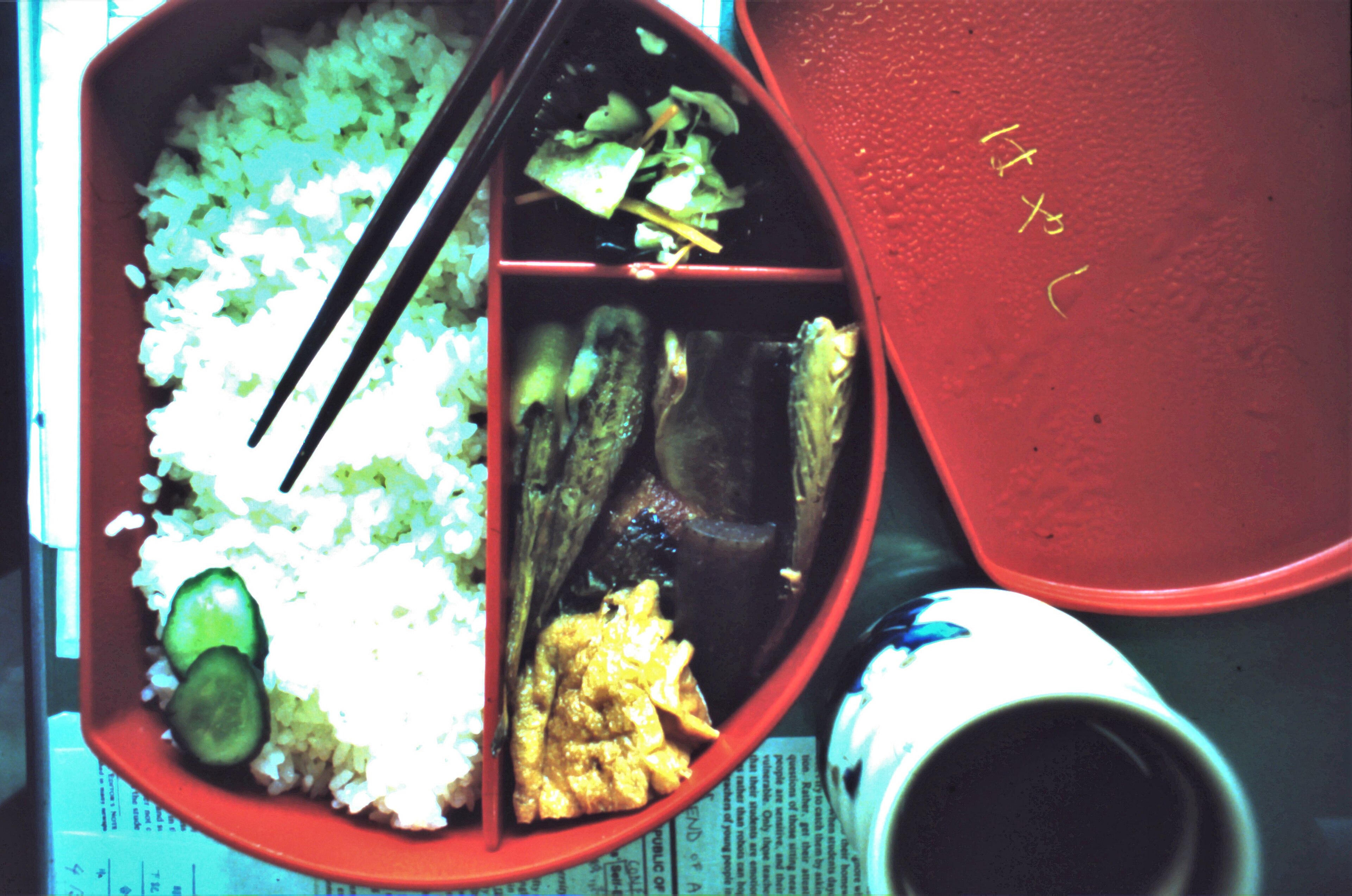 Varietà di bento giapponesi visti dall'alto, con riso, proteine e verdure colorati