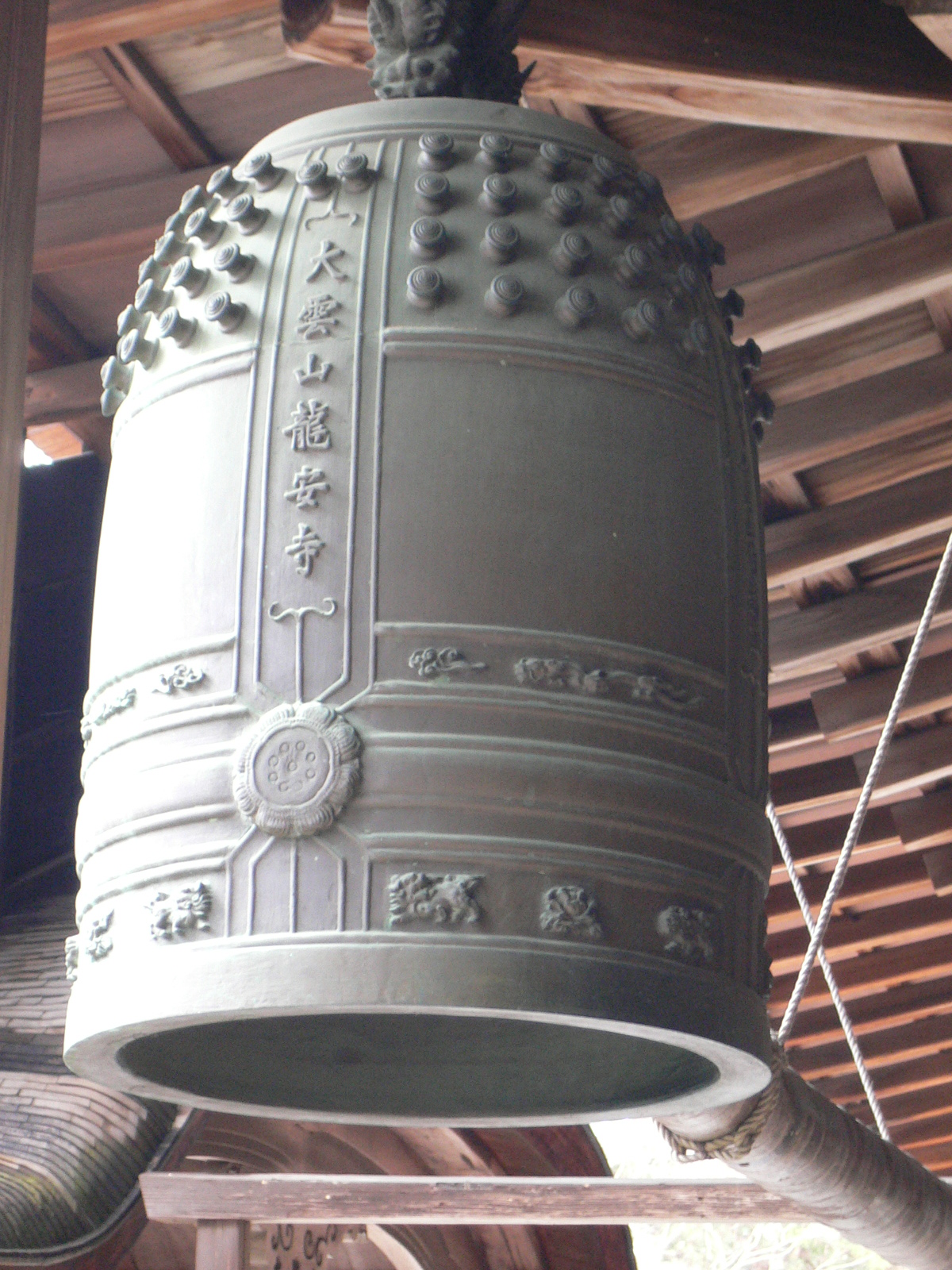 La campana di bronzo di un tempio giapponese, simbolo di pace e ricordo