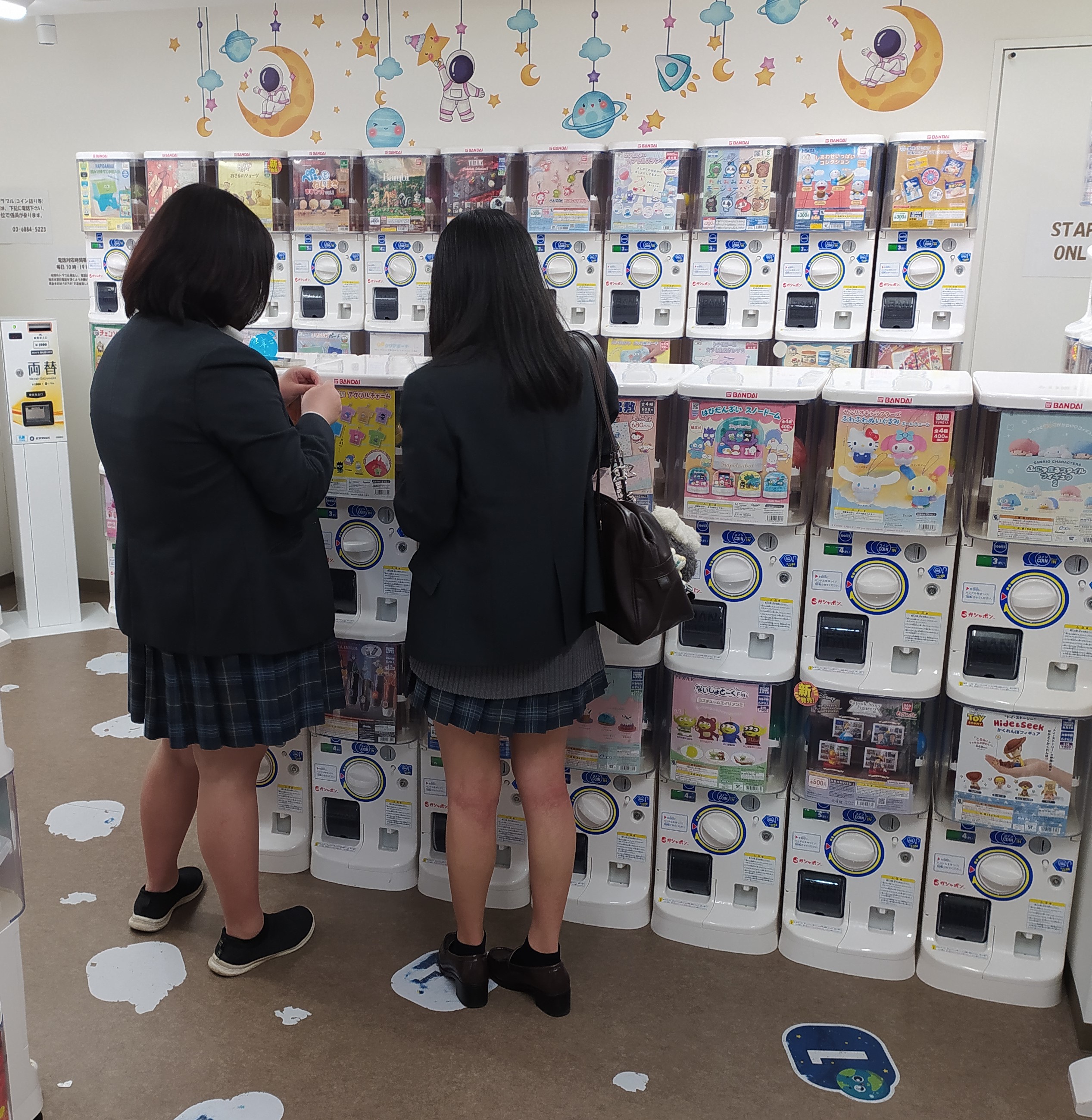 Distributori automatici di capsule giocattolo (gachapon) in un negozio di Akihabara