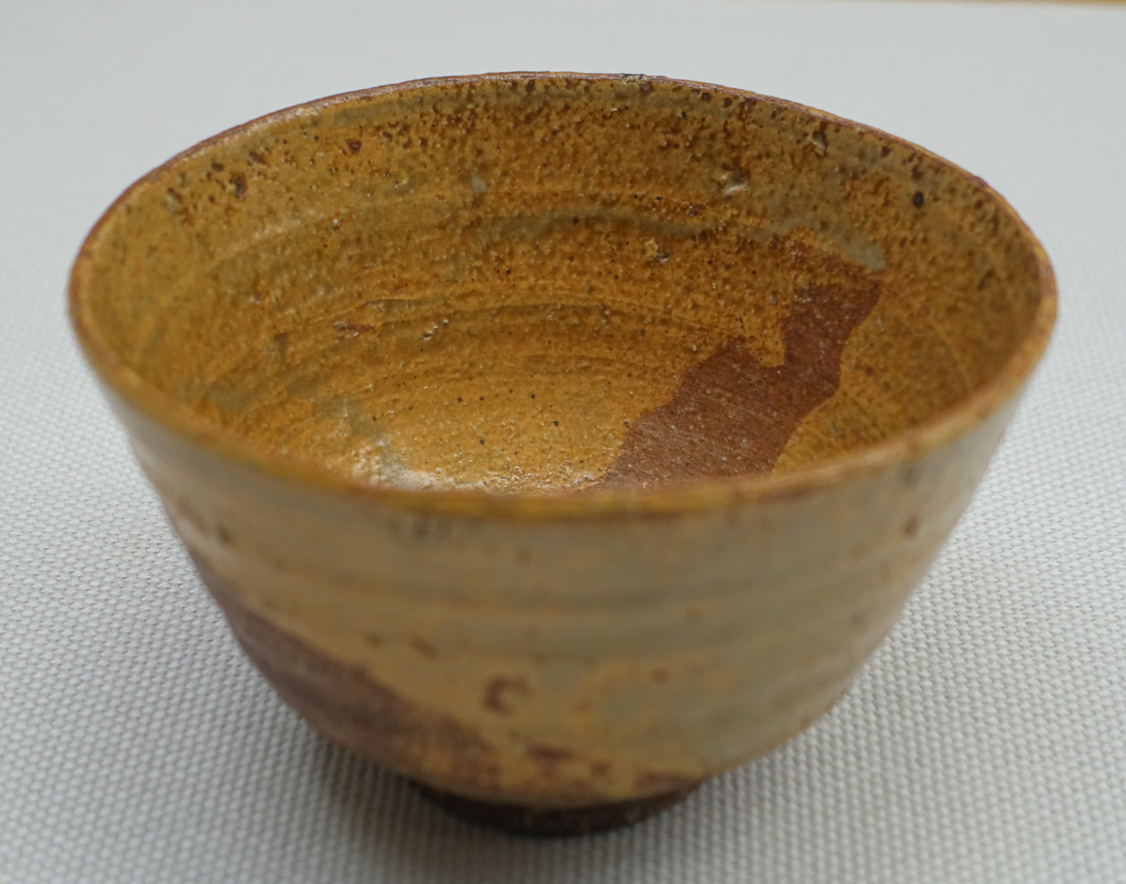 Ciotola di ceramica con matcha verde brillante preparato con il chasen