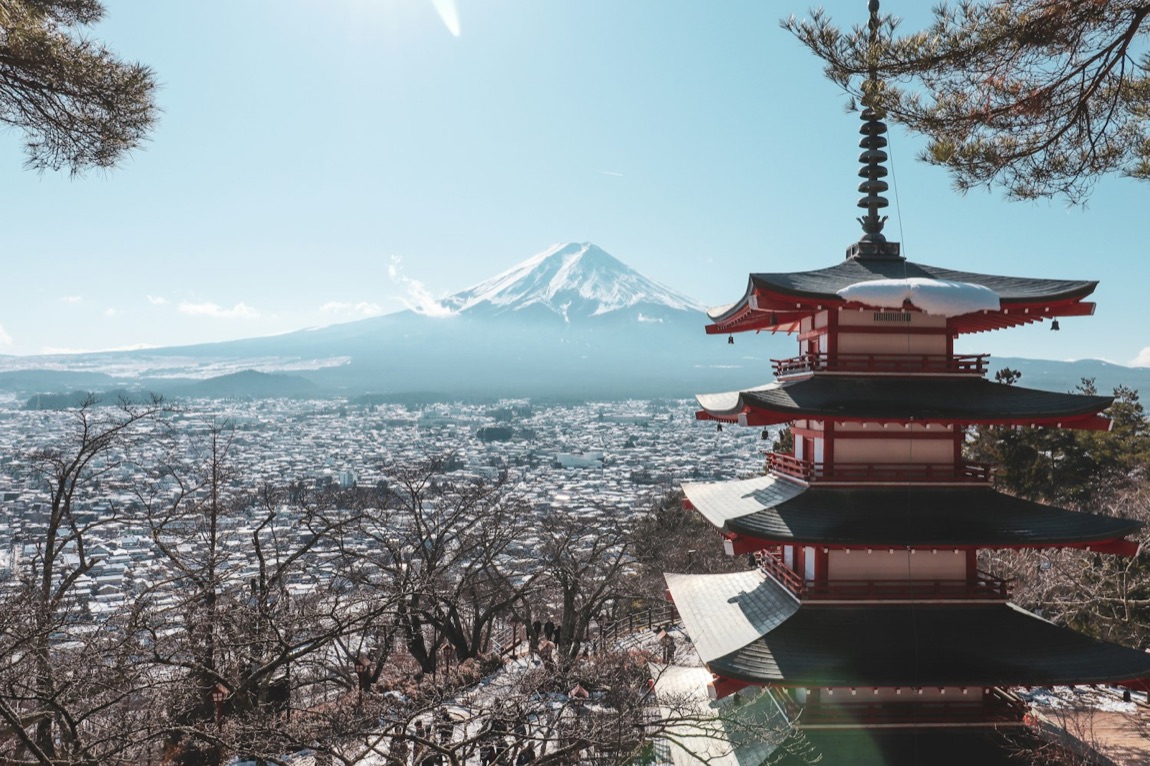 La pagoda Chureito con il Monte Fuji innevato sullo sfondo in una giornata limpida