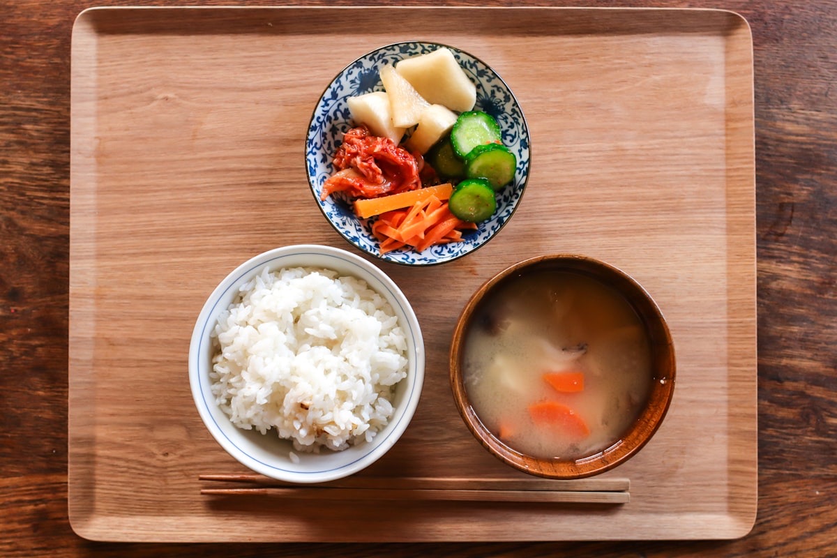 Un vassoio con riso, zuppa di miso e un piattino di verdure in salamoia