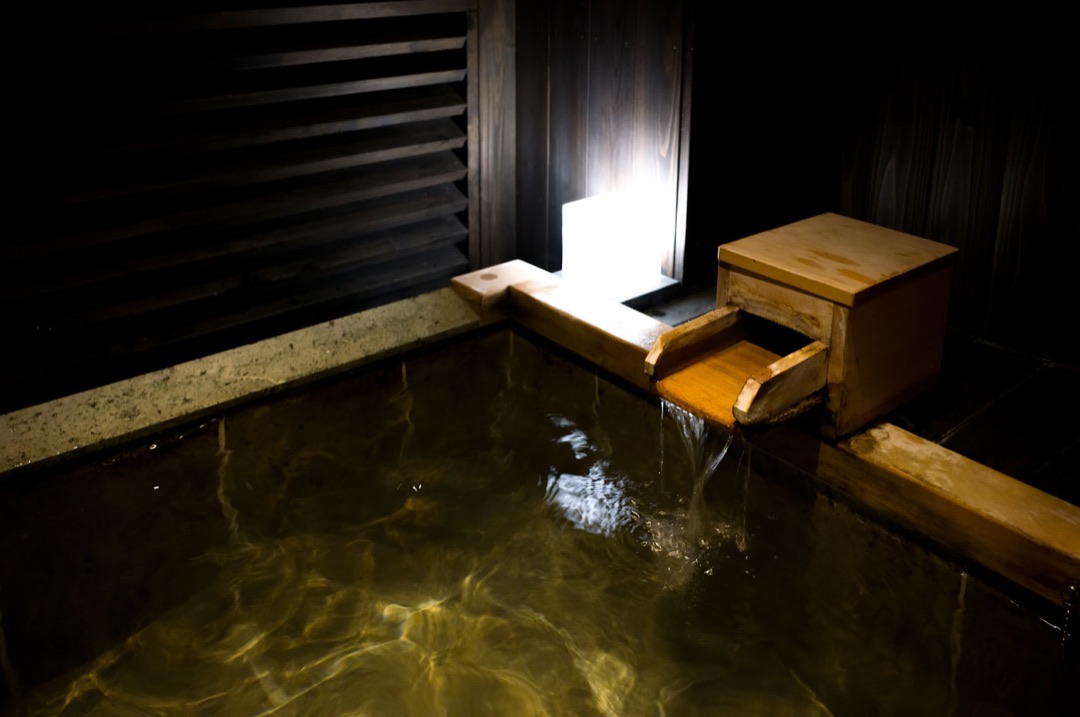 Cartello informativo all'ingresso di un onsen con norme sull'accesso
