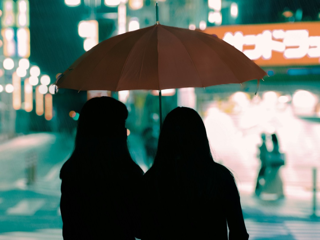 Le insegne luminose di un quartiere di Tokyo la sera