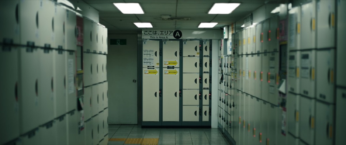 Coin locker gialli e grigi in una stazione giapponese