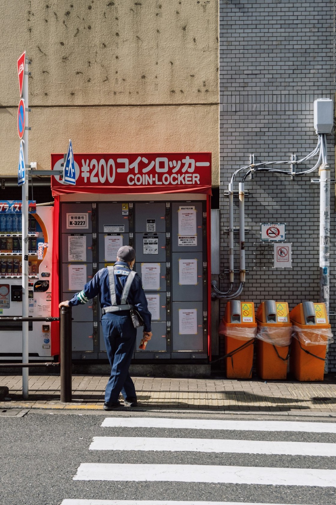 Coin locker in una via commerciale del Giappone, vicino a un negozio