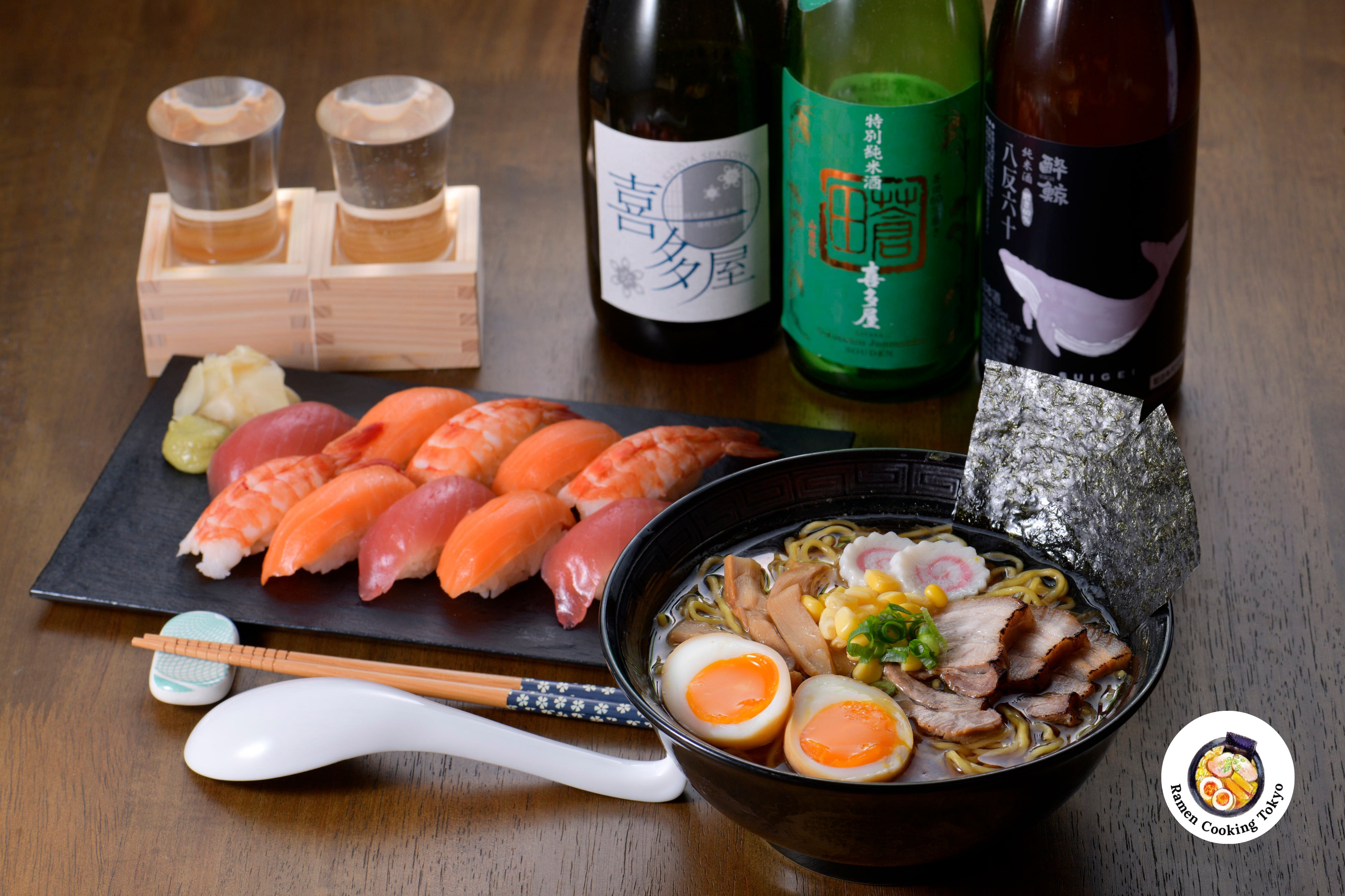 Corso di cucina giapponese a Tokyo: studenti intorno al tavolo con ingredienti freschi