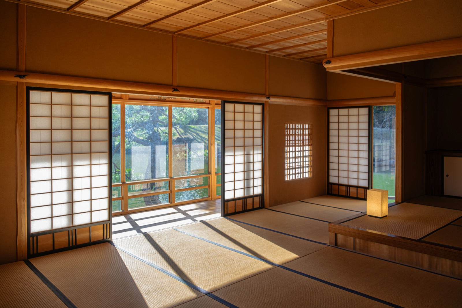 Stanza tradizionale giapponese con tatami e porte scorrevoli di carta