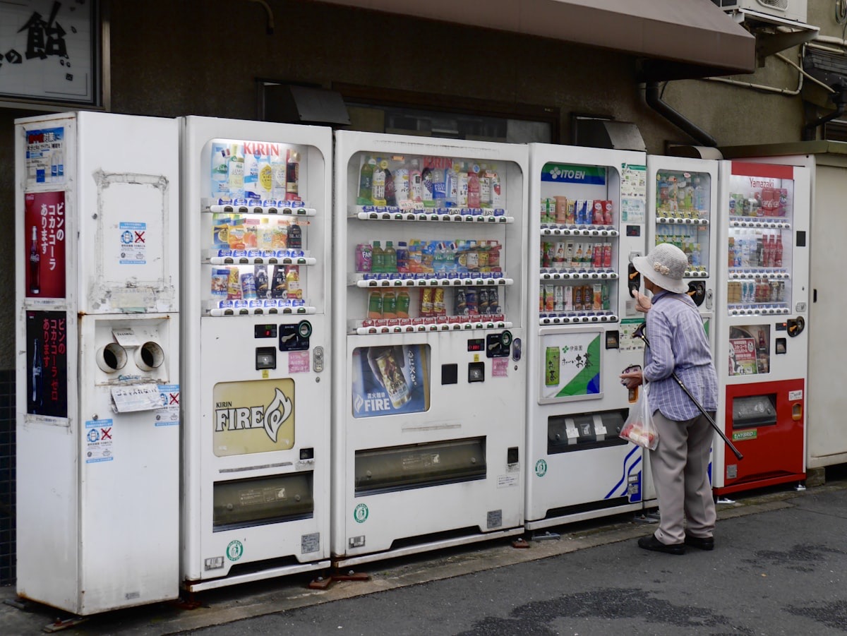 Una fila di distributori automatici di bevande lungo una strada giapponese