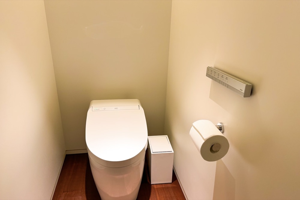 Un water giapponese (washlet) con il pannello di comandi a parete