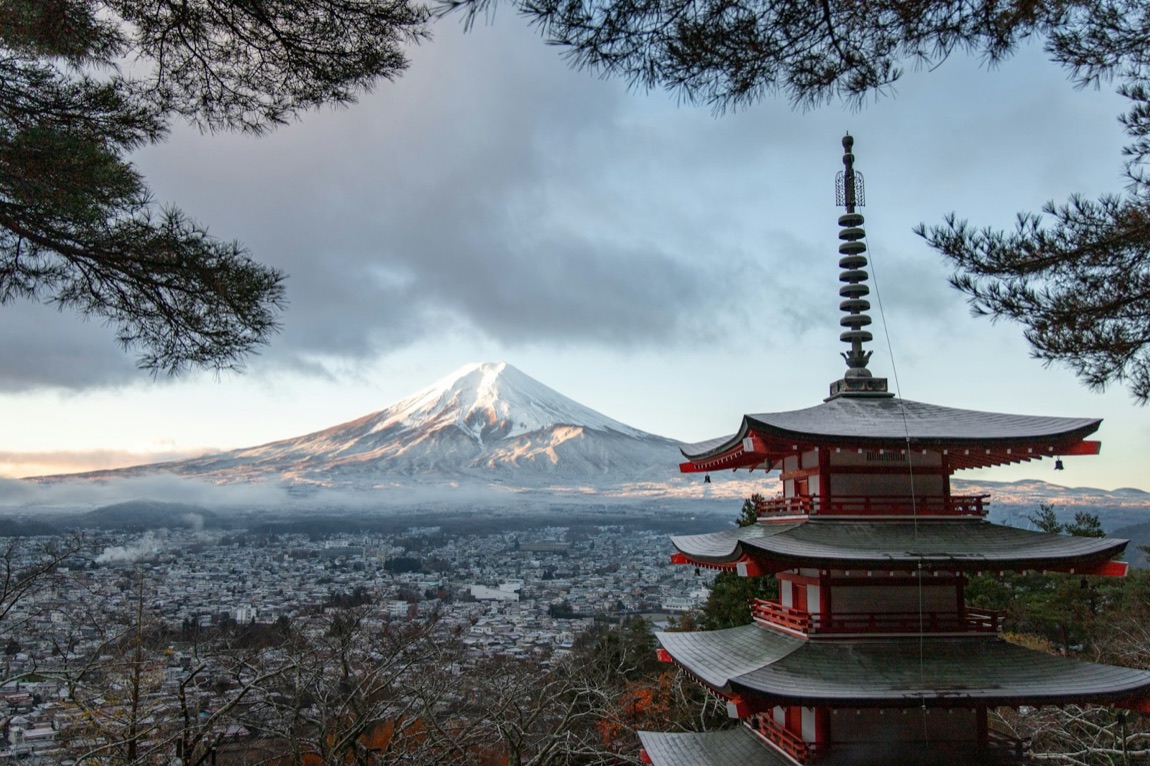 La pagoda Chureito con il Monte Fuji innevato sullo sfondo: l'immagine simbolo del Giappone