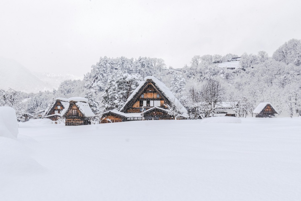 Le case dai tetti di paglia di Shirakawa-go sotto la neve