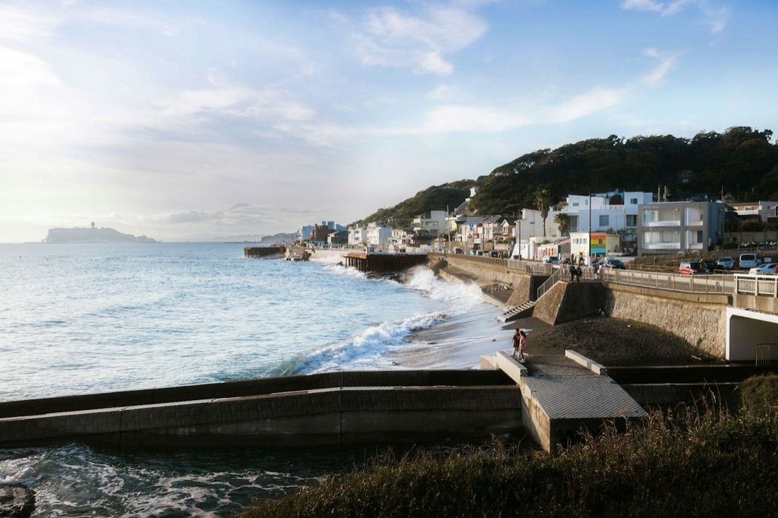 La costa di Kamakura verso Enoshima, con la cittadina affacciata sul mare