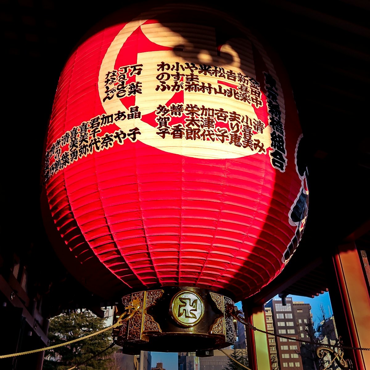 La grande lanterna rossa del tempio Senso-ji di Asakusa, a Tokyo, con i nomi dei donatori in caratteri giapponesi
