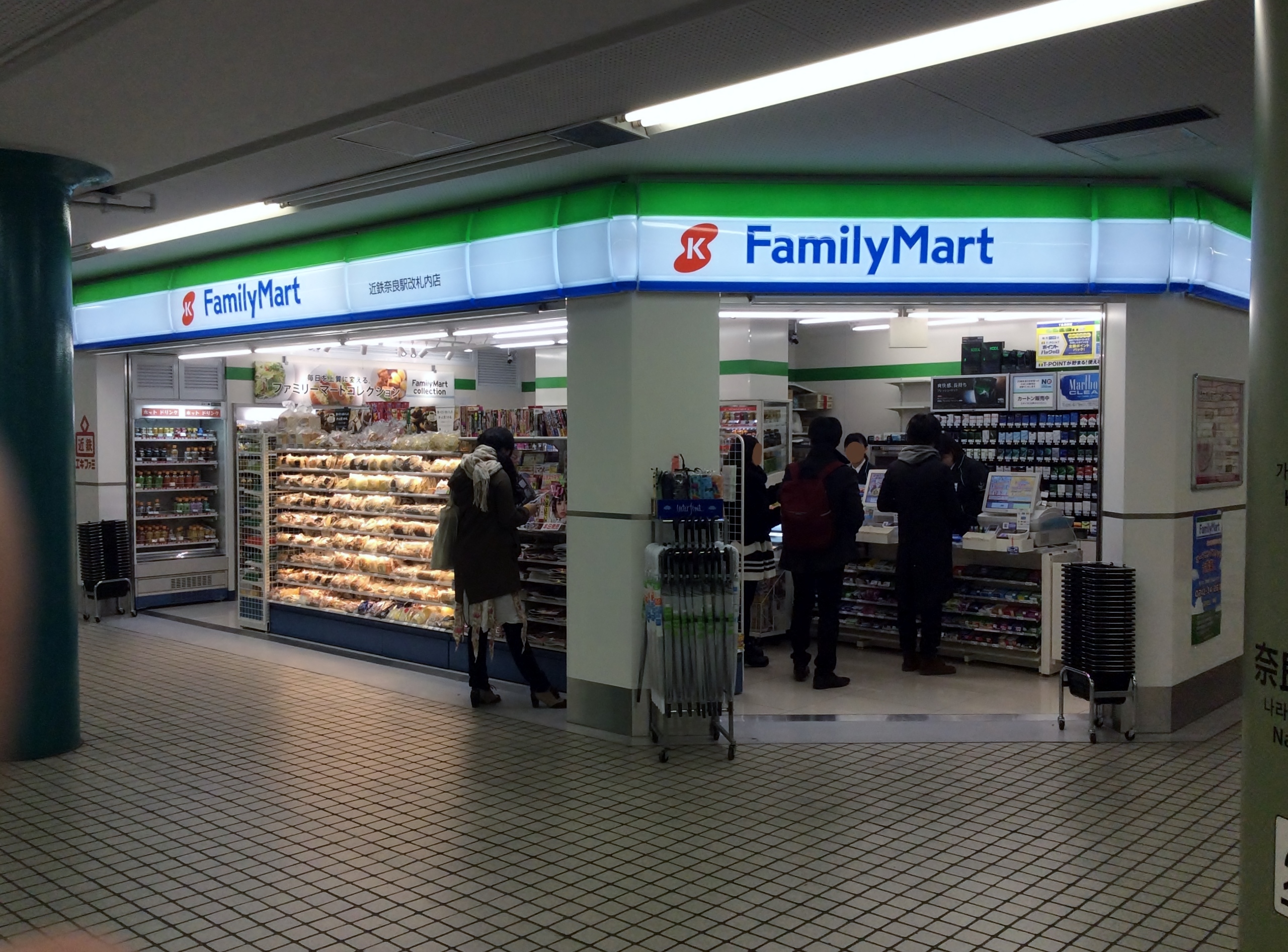 Farmacia giapponese con i corridoi ordinati e i prodotti ben etichettati