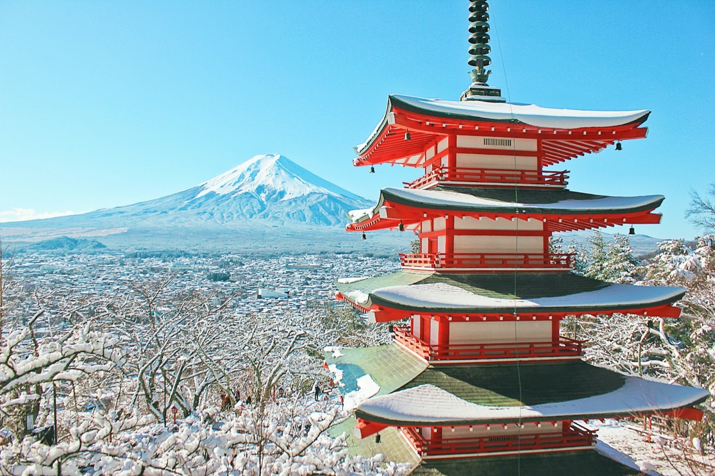 La pagoda Chureito con il Monte Fuji innevato in una giornata limpida d'inverno
