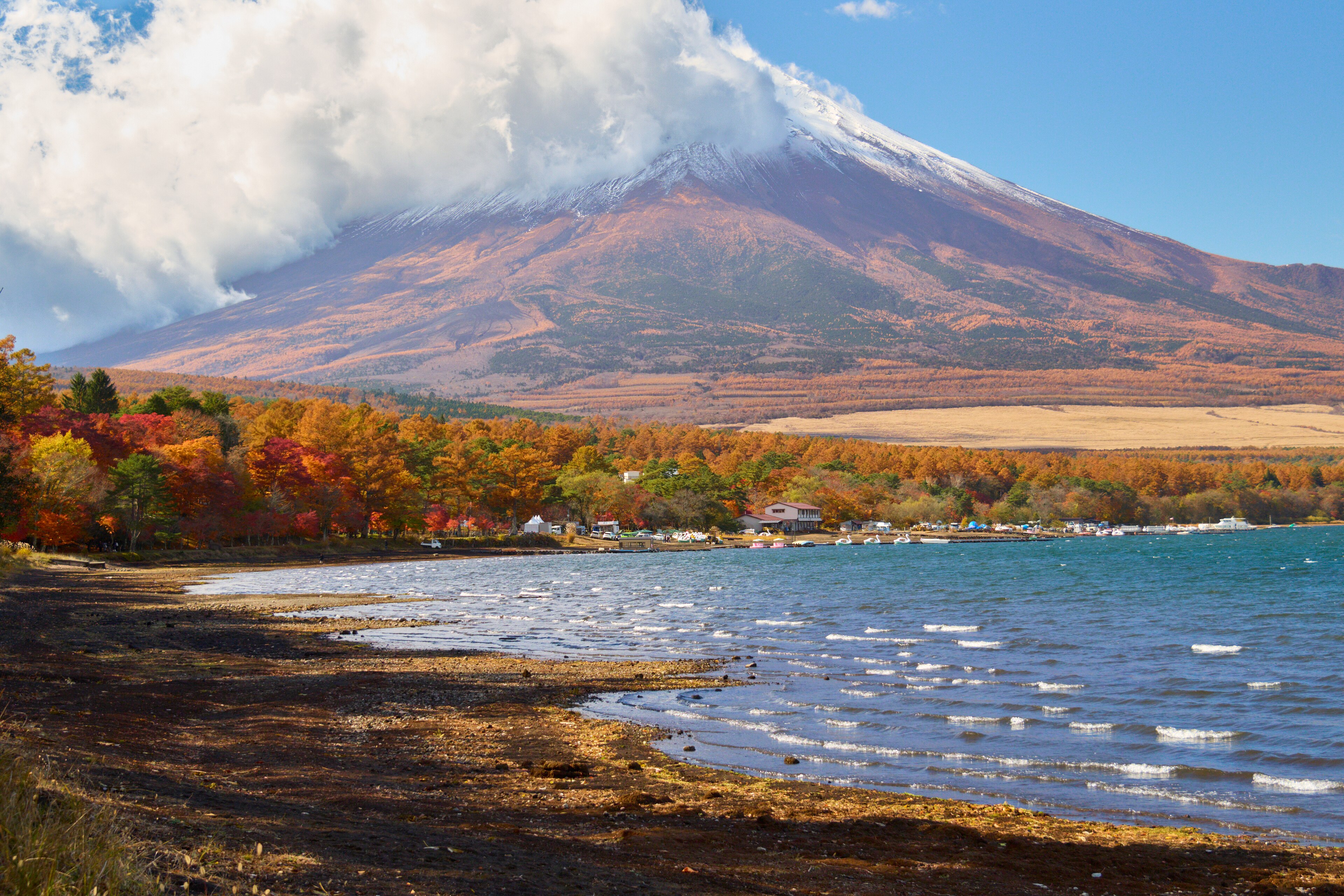 Il Monte Fuji visto dal lago Yamanaka, raggiungibile solo in auto