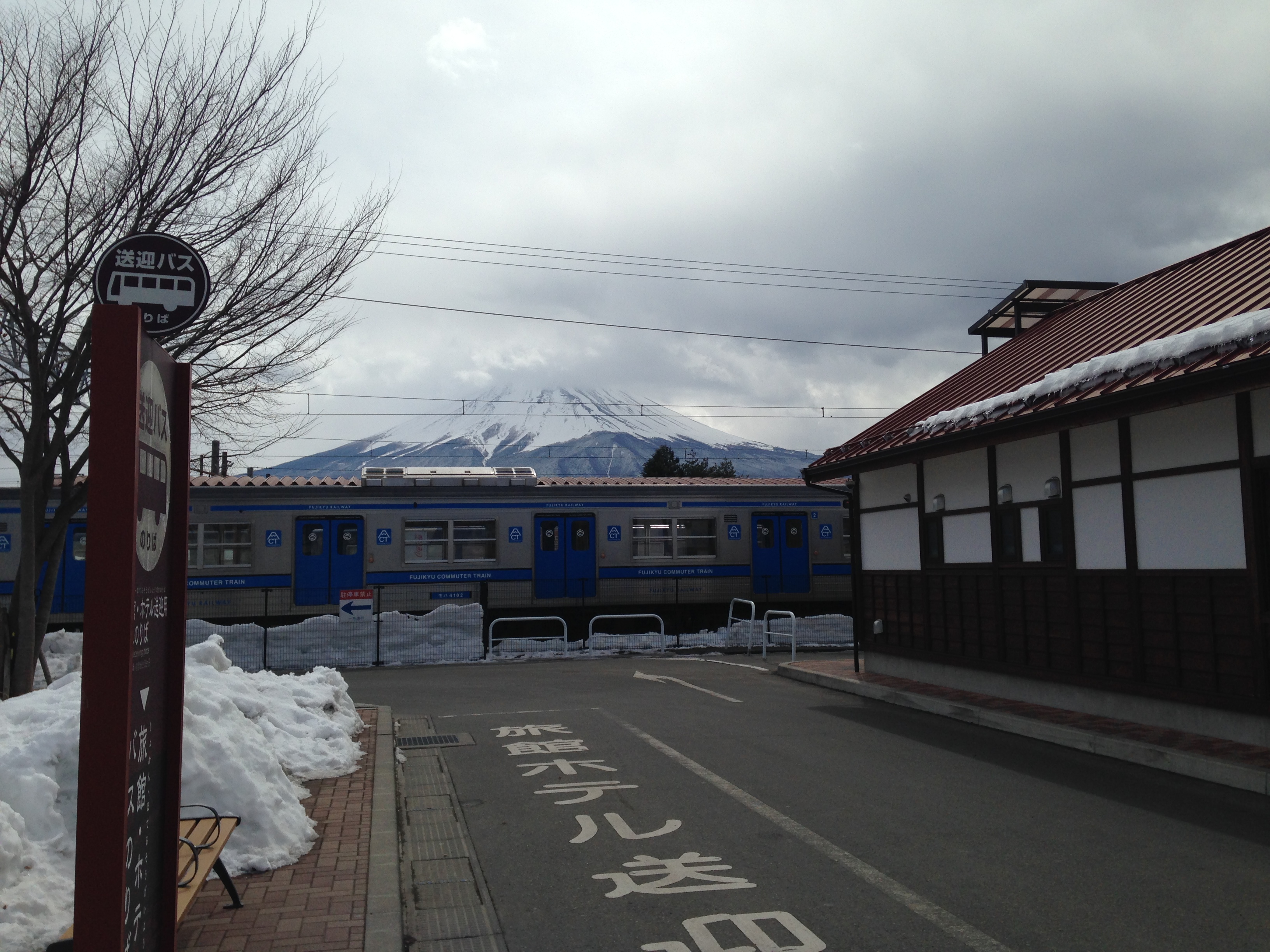 La stazione di Kawaguchiko con i bus per il Monte Fuji