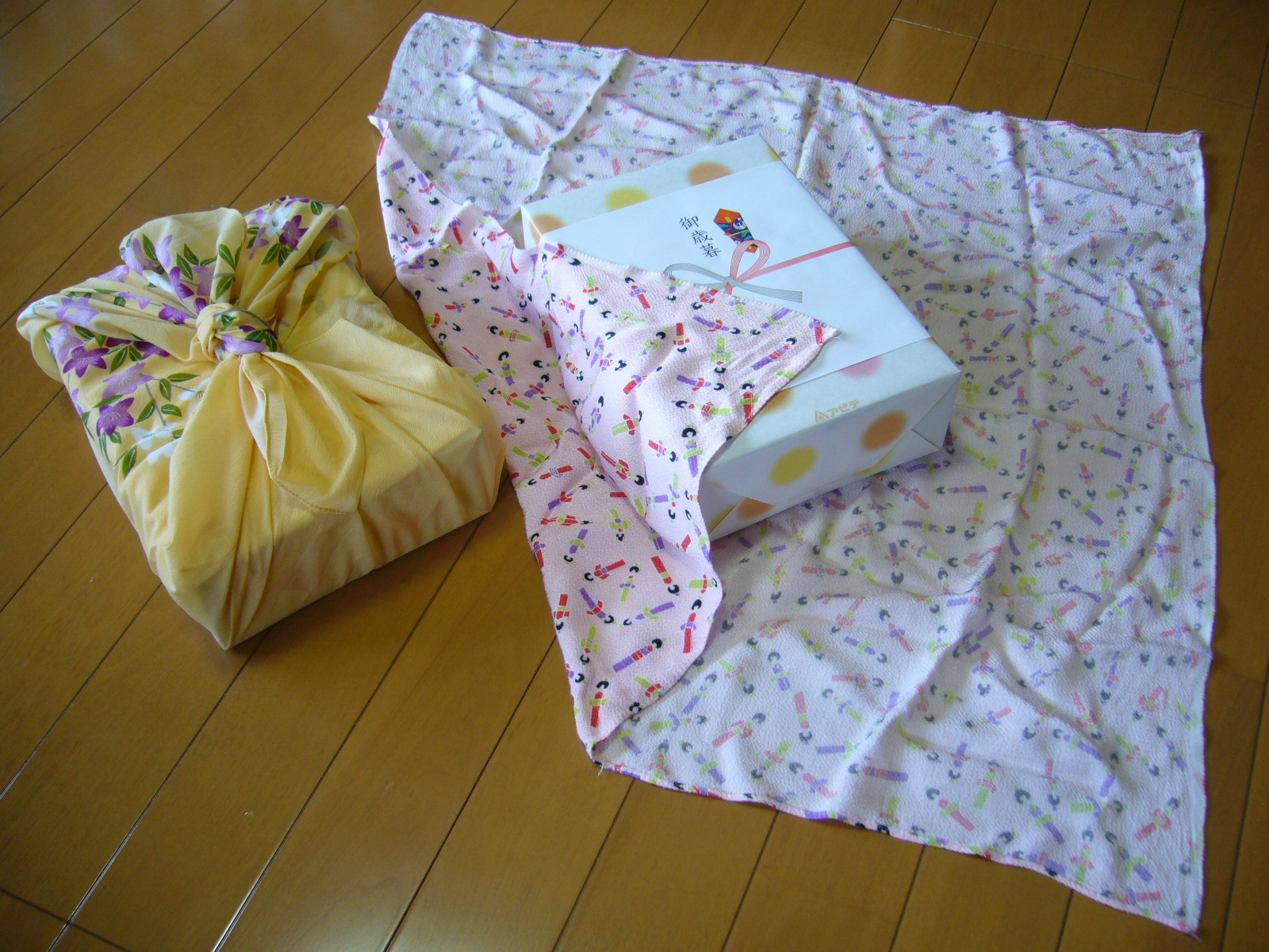 Furoshiki, il tessuto tradizionale giapponese usato per avvolgere e trasportare oggetti
