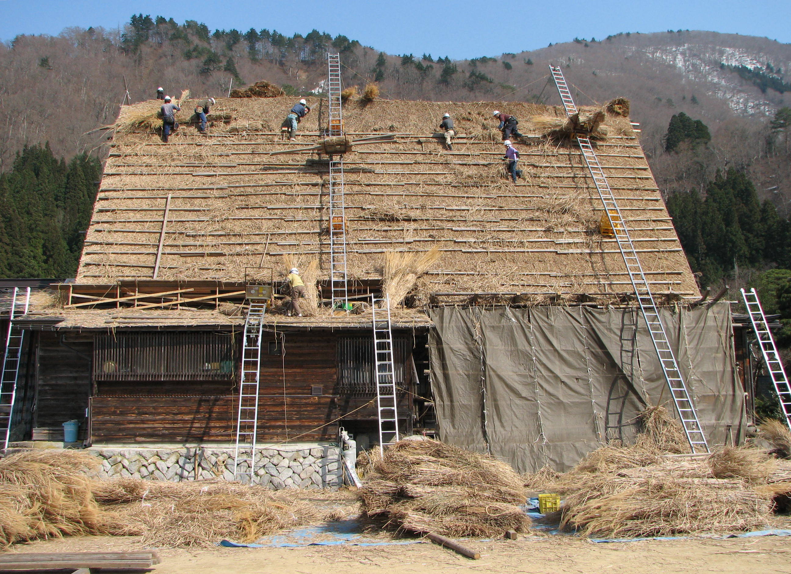 Tetti gassho-zukuri a forma di mani giunte in preghiera, tipici di Shirakawa-go