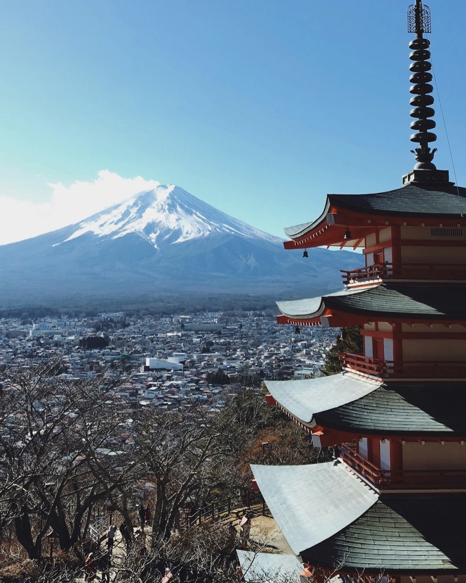 La pagoda vermiglia di Chureito con il Monte Fuji innevato sullo sfondo, in una giornata limpida