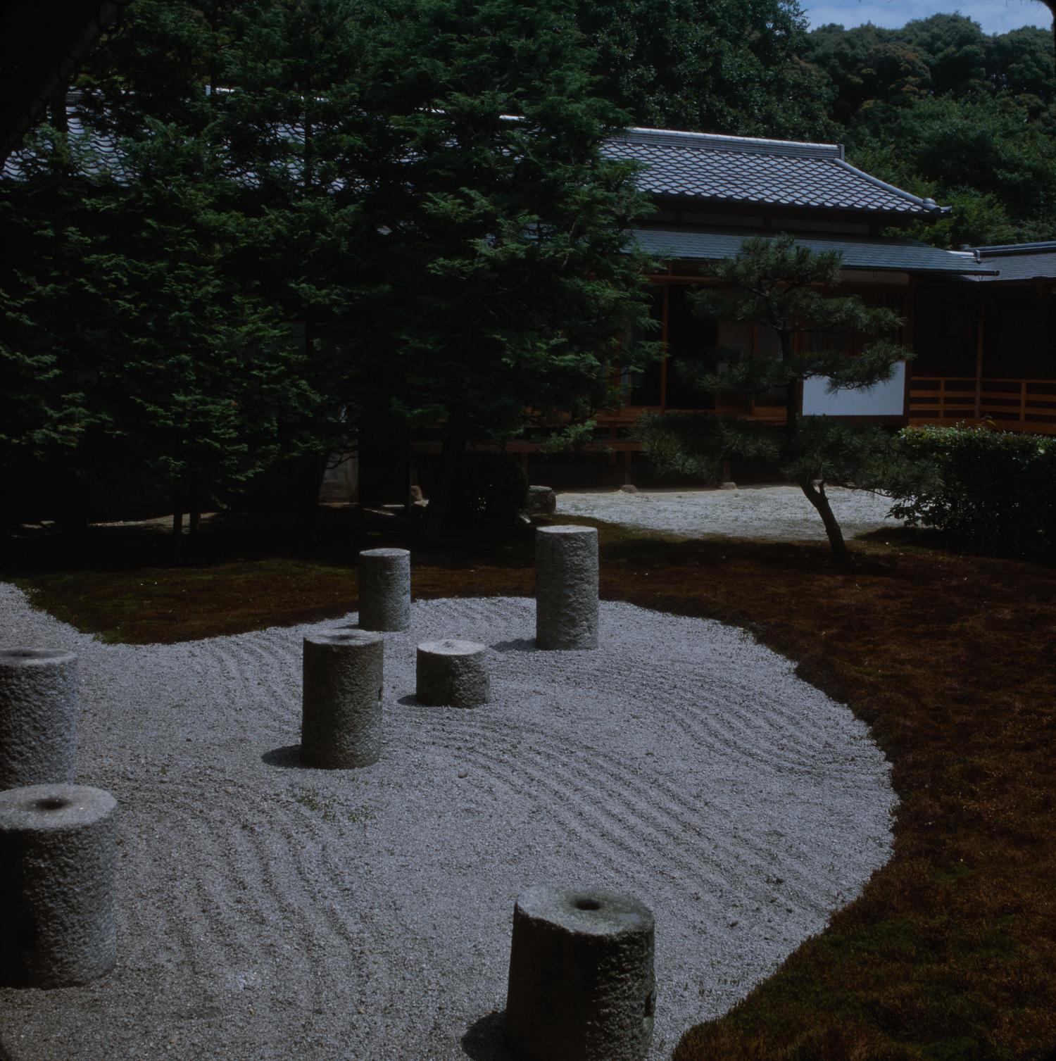 Giardino zen di sabbia rastrellata con rocce, tipico dei templi buddisti giapponesi